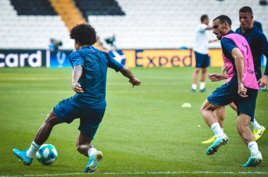 İstanbul, Türkiye - 14 Ağustos 2019: Uefa Süper Kupası Finalleri öncesinde Vodafone Arena, Türkiye 'deki Vodafone Park' ta Liverpool ve Chelsea arasında oynanan karşılaşma öncesi Chelsea ve Willian antrenman oturumu