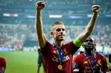 İstanbul, Türkiye - 14 Ağustos 2019: Jordan Henderson, Türkiye 'nin Vodafone Arena kentindeki Vodafone Park' ta Liverpool ile Chelsea arasında oynanan Uefa Süper Kupa Finalleri karşılaşmasında zaferi kutladı