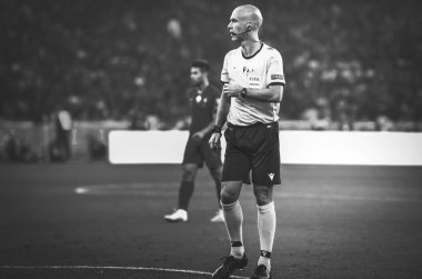 Kyiv, Ukrayna - 14 Ekim 2019: Uefa Euro 2020 ön eleme karşılaşmasında Ukrayna milli takımı Ukrayna milli takımı Ukrayna ile oynanan maçta Yargıç Anthony Taylor