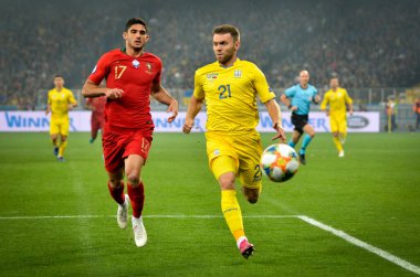 Kyiv, Ukrayna - 14 Ekim 2019: Oleksandr Karavaiev ve Goncalo Guedes, Uefa Euro 2020 ön eleme karşılaşması sırasında Portekiz, Ukrayna ile Ukrayna arasında oynanan karşılaşma