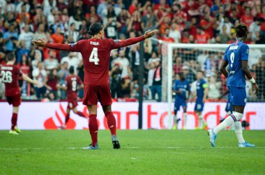 İstanbul, Türkiye - 14 Ağustos 2019: Türkiye 'nin Vodafone Arena kentindeki Vodafone Park' ta Liverpool ile Chelsea arasında oynanan Uefa Süper Kupası Finalleri sırasında Virgil van Dijk