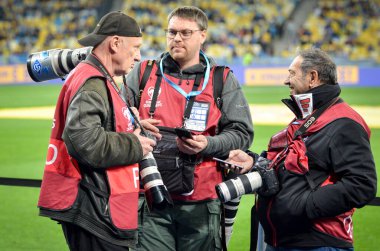 Kyiv, Ukrayna - 14 Ekim 2019: Lensleri ve kameraları olan gazeteci ve fotoğrafçılar Uefa Euro 2020 ön eleme karşılaşması sırasında çalışır ve iletişim kurarlar, Ukrayna