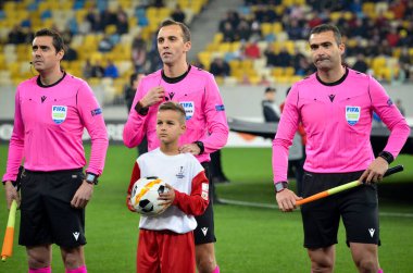 Lviv, Ukrayna - 07 Kasım 2019: Hakem Joao Pinheiro Uefa Avrupa Ligi maçında Uefa Avrupa Ligi - Saint Etienne, Ukrayna maçı sırasında elinde bir erkek ve bir topla