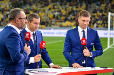 Kyiv, Ukrayna - 14 Ekim 2019: Gazeteci Uefa Euro 2020 ön eleme karşılaşmasında Ukrayna milli takımı Ukrayna ile Portekiz, Ukrayna arasında bir rapor ve röportaj yaptı