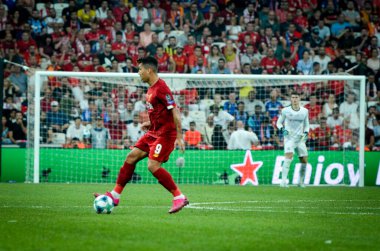 İstanbul, Türkiye - 14 Ağustos 2019: Vodafone Arena, Türkiye 'deki Vodafone Park' ta Liverpool ile Chelsea arasında oynanan Uefa Süper Kupası Finalleri sırasında Roberto Firmino oyuncusu