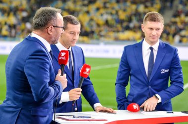 Kyiv, Ukrayna - 14 Ekim 2019: Gazeteci Uefa Euro 2020 ön eleme karşılaşmasında Ukrayna milli takımı Ukrayna ile Portekiz, Ukrayna arasında bir rapor ve röportaj yaptı