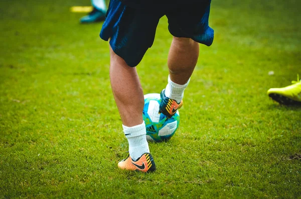イスタンブール トルコ 8月14 2019 顔のない未知のサッカー選手によるボールでのサッカートレーニングセッション トルコのボーダフォンアリーナのボーダフォンパークでの足のクローズアップ — ストック写真