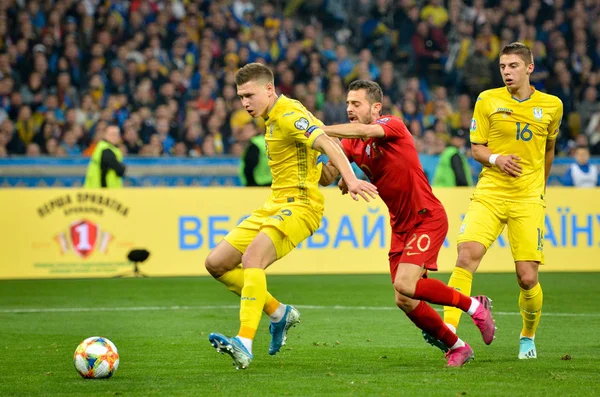 Kyiv, Ukrayna - 14 Ekim 2019: Bernardo Silva ve Mykola Matviienko Uefa Euro 2020 ön eleme maçında Ukrayna ile Portekiz takımı Ukrayna arasında oynandı.