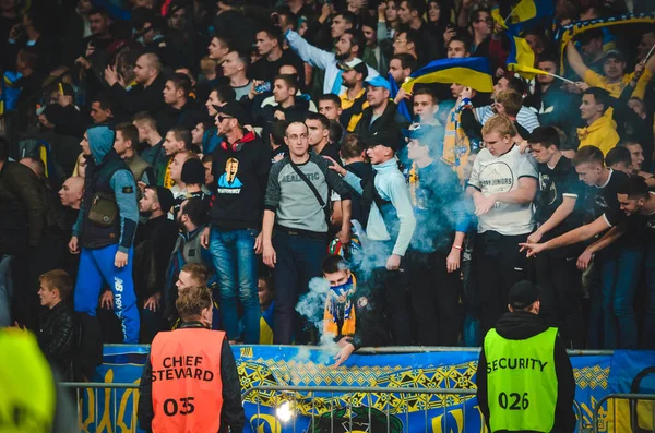 Κίεβο Ουκρανία Οκτωβρίου 2019 Οπαδοί Της Ουκρανικής Ομάδας Γιορτάζουν Νίκη — Φωτογραφία Αρχείου