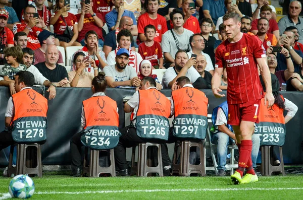 İstanbul, Türkiye - 14 Ağustos 2019: Vodafone Arena, Türkiye 'deki Vodafone Park' ta Liverpool ile Chelsea arasında oynanan Uefa Süper Kupası Finalleri 'nde James Milner oyuncusu