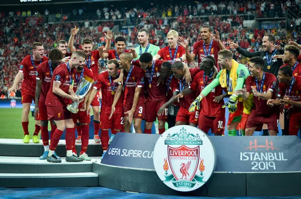 Estambul Turquía Agosto 2019 Los Futbolistas Liverpool Celebran Victoria Ceremonia —  Fotos de Stock