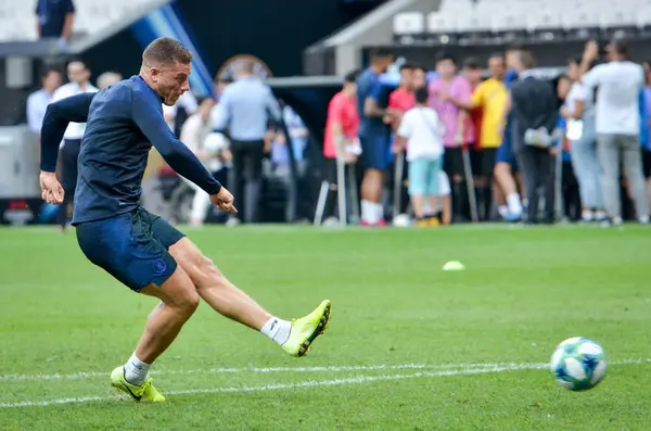 İstanbul, Türkiye - 14 Ağustos 2019: Ross Barkley, Türkiye 'nin Vodafone Arena kentindeki Vodafone Park' ta Liverpool ile Chelsea arasında oynanan Uefa Süper Kupa Finalleri öncesinde topa vurdu.