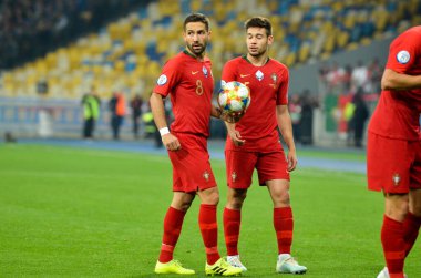 Kyiv, Ukrayna - 14 Ekim 2019: Joao Moutinho ve Raphael Guerreiro, Uefa Euro 2020 ön eleme karşılaşması sırasında Portekiz milli takımı Ukrayna ile Ukrayna karşılaşması