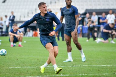 İstanbul, Türkiye - 14 Ağustos 2019: Ross Barkley, Türkiye 'nin Vodafone Arena kentindeki Vodafone Park' ta Liverpool ile Chelsea arasında oynanan Uefa Süper Kupa Finalleri öncesinde topa vurdu.