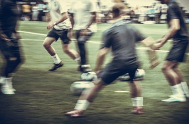 İstanbul, Türkiye - 14 Ağustos 2019: Uzun süre odakta kalmayan futbol antrenmanı, Vodafone Arena, Türkiye 'de bacaklar yakın çekim