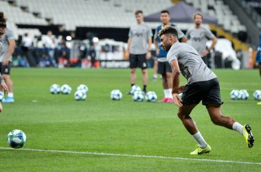 İstanbul, Türkiye - 14 Ağustos 2019: Uefa Süper Kupası Finalleri öncesinde Vodafone Arena, Türkiye 'deki Vodafone Park' ta Liverpool ile Chelsea arasında oynanan Alex Oxlade Chamberlain karşılaşması
