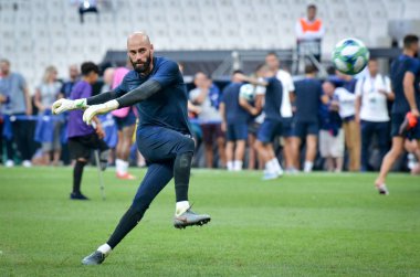 İstanbul, Türkiye - 14 Ağustos 2019: Willy Caballero ve futbol oyuncuları Uefa Süper Kupası Finalleri öncesinde Vodafone Park, Türkiye 'de Liverpool ve Chelsea arasında oynanan karşılaşma öncesi antrenman oturumu