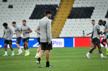 İstanbul, Türkiye - 14 Ağustos 2019: Teknik direktör Jurgen Klopp, Liverpool ile Chelsea arasında Vodafone Arena, Türkiye 'deki Vodafone Park' ta oynanan Uefa Süper Kupası Finalleri öncesinde topa vurdu