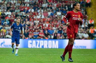 İstanbul, Türkiye - 14 Ağustos 2019: Vodafone Arena, Türkiye 'deki Vodafone Park' ta Liverpool ile Chelsea arasında oynanan Uefa Süper Kupası Finalleri sırasında Virgil van Dijk ve Pedro