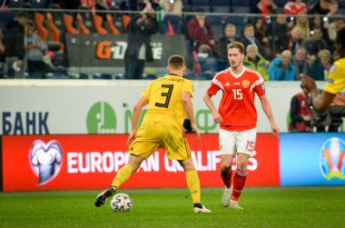Saint-Petersburg, Rusya - 16 Kasım 2019: Thomas Vermaelen ve Aleksey Miranchuk, Rusya ile Belçika milli takımı Rusya arasında oynanan Uefa Euro 2020 ön eleme maçı sırasında