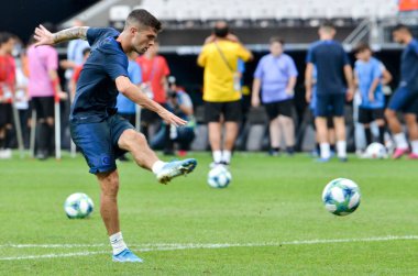 İstanbul, Türkiye - 14 Ağustos 2019: Christian Pulisiç, Türkiye 'nin Vodafone Arena kentindeki Vodafone Park' ta Liverpool ile Chelsea arasında oynanan Uefa Süper Kupa Finalleri öncesinde futbolcuların antrenman oturumuna katıldı.