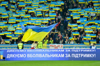 Kyiv, Ukrayna - 14 Ekim 2019: Uefa Euro 2020 ön eleme karşılaşmasında Ukrayna 'nın Ukrayna milli takımı Ukrayna' ya karşı oynadığı büyük ulusal bayrak tribünde