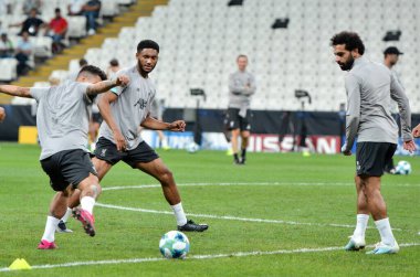 İstanbul, Türkiye - 14 Ağustos 2019: Liverpool futbolcuları Uefa Süper Kupası Finalleri öncesinde Vodafone Arena, Türkiye 'deki Vodafone Park' ta Liverpool ve Chelsea arasında oynanan karşılaşma öncesi antrenman oturumu