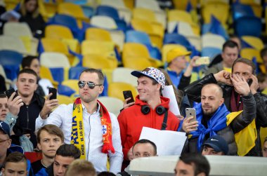 Kyiv, Ukrayna - 14 Ekim 2019: Ukraynalı taraftarlar Uefa Euro 2020 ön eleme karşılaşmasında Ukrayna ile Portekiz, Ukrayna arasında oynanan karşılaşmada stadyumda takımı destekliyorlar