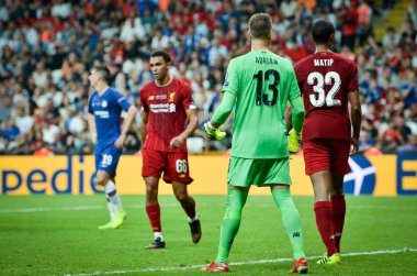 İstanbul, Türkiye - 14 Ağustos 2019: Adrian ve Joel Matip, Liverpool ile Chelsea arasında Vodafone Arena, Türkiye 'deki Vodafone Park' ta oynanan Uefa Süper Kupası Finalleri sırasında