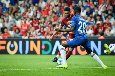 İstanbul, Türkiye - 14 Ağustos 2019: Joe Gomez ve Fikayo Tomori, Liverpool ile Chelsea arasında Vodafone Arena, Türkiye 'deki Vodafone Park' ta oynanan Uefa Süper Kupası Finalleri sırasında