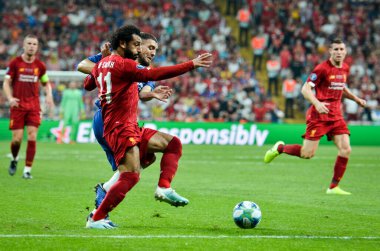 İstanbul, Türkiye - 14 Ağustos 2019: Türkiye 'nin Vodafone Arena kentindeki Vodafone Park' ta Liverpool ile Chelsea arasında oynanan Uefa Süper Kupası Finalleri sırasında Muhammed Salah ve Mateo Kovaciç