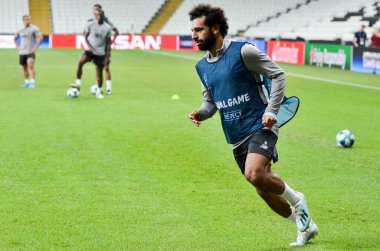 İstanbul, Türkiye - 14 Ağustos 2019: Türkiye 'nin Vodafone Arena kentindeki Vodafone Parkı' nda Liverpool ile Chelsea arasında oynanan Uefa Süper Kupası Finalleri öncesinde Muhammed Salah