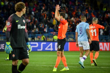 Kharkiv, Ukrayna - 18 Eylül 2019: Taras Stepanenko, Uefa Şampiyonlar Ligi 'nde Shakhtar Donetsk ile Manchester City, Ukrayna arasındaki maçtaki desteklerinden ötürü hayranlarına teşekkür ediyor