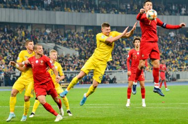 Kyiv, Ukrayna - 14 Ekim 2019: Uefa Euro 2020 ön eleme karşılaşmasında Cristiano Ronaldo ve Mykola Matviienko Portekiz milli takımı Ukrayna ile Ukrayna karşılaşması