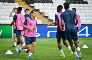 İstanbul, Türkiye - 14 Ağustos 2019: Pedro ve oyuncuların Uefa Süper Kupası Finalleri öncesinde Vodafone Arena, Türkiye 'deki Vodafone Park' ta Liverpool ve Chelsea arasında oynanan karşılaşma öncesi antrenman oturumu