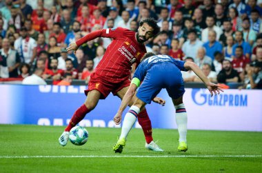 İstanbul, Türkiye - 14 Ağustos 2019: Türkiye 'nin Vodafone Arena kentindeki Vodafone Park' ta Liverpool ile Chelsea arasında oynanan Uefa Süper Kupası Finalleri sırasında Muhammed Salah ve Cesar Azpilicueta