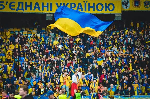 Kyiv Ukraine Outubro 2019 Torcedores Ucranianos Apoiam Equipe Estádio Durante — Fotografia de Stock