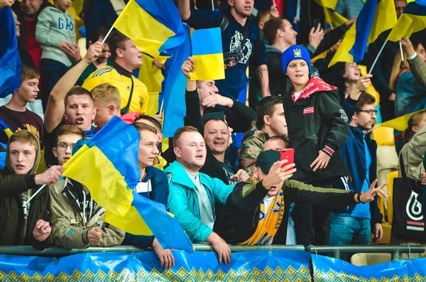 Κίεβο Ουκρανία Οκτωβρίου 2019 Ουκρανοί Φίλαθλοι Στηρίζουν Την Ομάδα Στο — Φωτογραφία Αρχείου