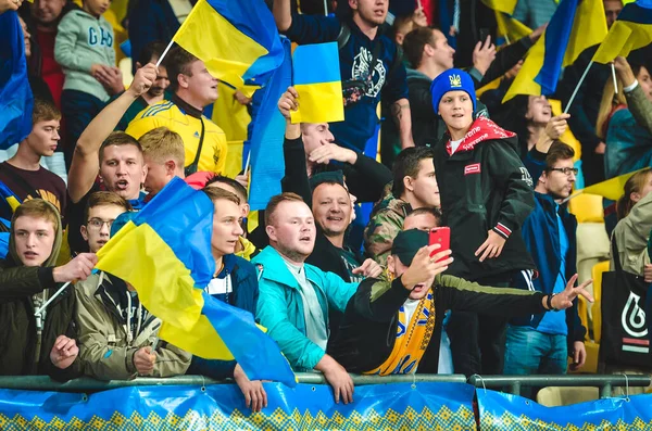 Kyiv Ukraine Outubro 2019 Torcedores Ucranianos Apoiam Equipe Estádio Durante — Fotografia de Stock