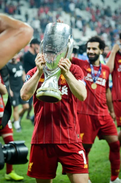 Istambul Turquia Agosto 2019 James Milner Detém Troféu Após Vitória — Fotografia de Stock