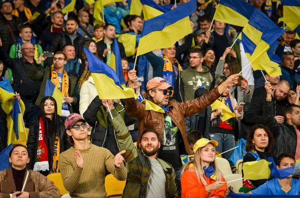 Kyiv Ukraine Outubro 2019 Torcedores Ucranianos Apoiam Equipe Estádio Durante — Fotografia de Stock