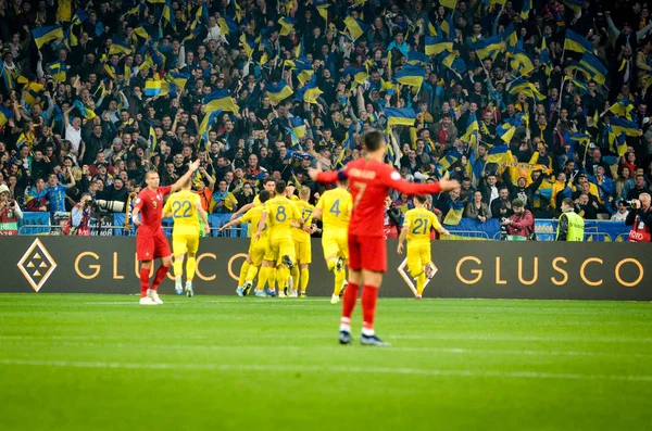 キエフ ウクライナ 10月14 2019 ウクライナ代表チームは ウクライナ代表チームとポルトガル代表チームとのUefaユーロ2020予選試合中に得点を祝う — ストック写真