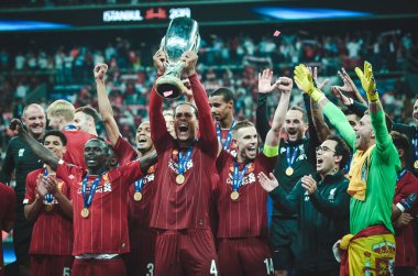 İstanbul, Türkiye - 14 Ağustos 2019: Virgil van Dijk, Türkiye 'nin Vodafone Park kentinde düzenlenen Uefa Süper Kupası ile ödül töreninde zaferi kutladı