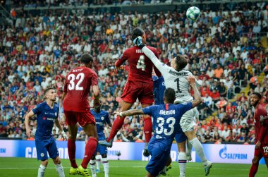 İstanbul, Türkiye - 14 Ağustos 2019: Türkiye 'nin Vodafone Arena kentindeki Vodafone Park' ta Liverpool ile Chelsea arasında oynanan Uefa Süper Kupası Finalleri sırasında Virgil van Dijk