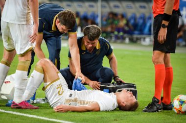 Dnipro, Ukrayna - 10 Eylül 2019: Ukrayna ile Nijerya, Ukrayna arasında oynanan dostluk maçı sırasında sahada oynayan futbolcu Mykola Matviienko 'ya ilk yardım