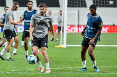 İstanbul, Türkiye - 14 Ağustos 2019: Liverpool futbolcuları Uefa Süper Kupası Finalleri öncesinde Vodafone Arena, Türkiye 'deki Vodafone Park' ta Liverpool ve Chelsea arasında oynanan karşılaşma öncesi antrenman oturumu