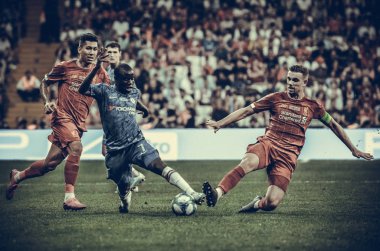 İstanbul, Türkiye - 14 Ağustos 2019: N 'Golo Kante ve Jordan Henderson, Liverpool ile Chelsea arasında Vodafone Arena, Türkiye' deki Vodafone Park 'ta oynanan Uefa Süper Kupası Finalleri maçında