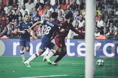 İstanbul, Türkiye - 14 Ağustos 2019: Türkiye 'nin Vodafone Arena kentindeki Vodafone Park' ta Liverpool ile Chelsea arasında oynanan Uefa Süper Kupası Finalleri sırasında Cesar Azpilicueta ve Mohamed Salah