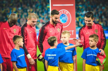 Kyiv, Ukrayna - 14 Ekim 2019: Cristiano Ronaldo, Uefa Euro 2020 ön eleme karşılaşmasında Ukrayna ile Portekiz, Ukrayna arasında oynanan karşılaşmada oğlanı selamladı.