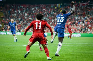 İstanbul, Türkiye - 14 Ağustos 2019: Türkiye 'nin Vodafone Arena kentindeki Vodafone Park' ta Liverpool ile Chelsea arasında oynanan Uefa Süper Kupası Finalleri sırasında Muhammed Salah ve Kurt Zouma